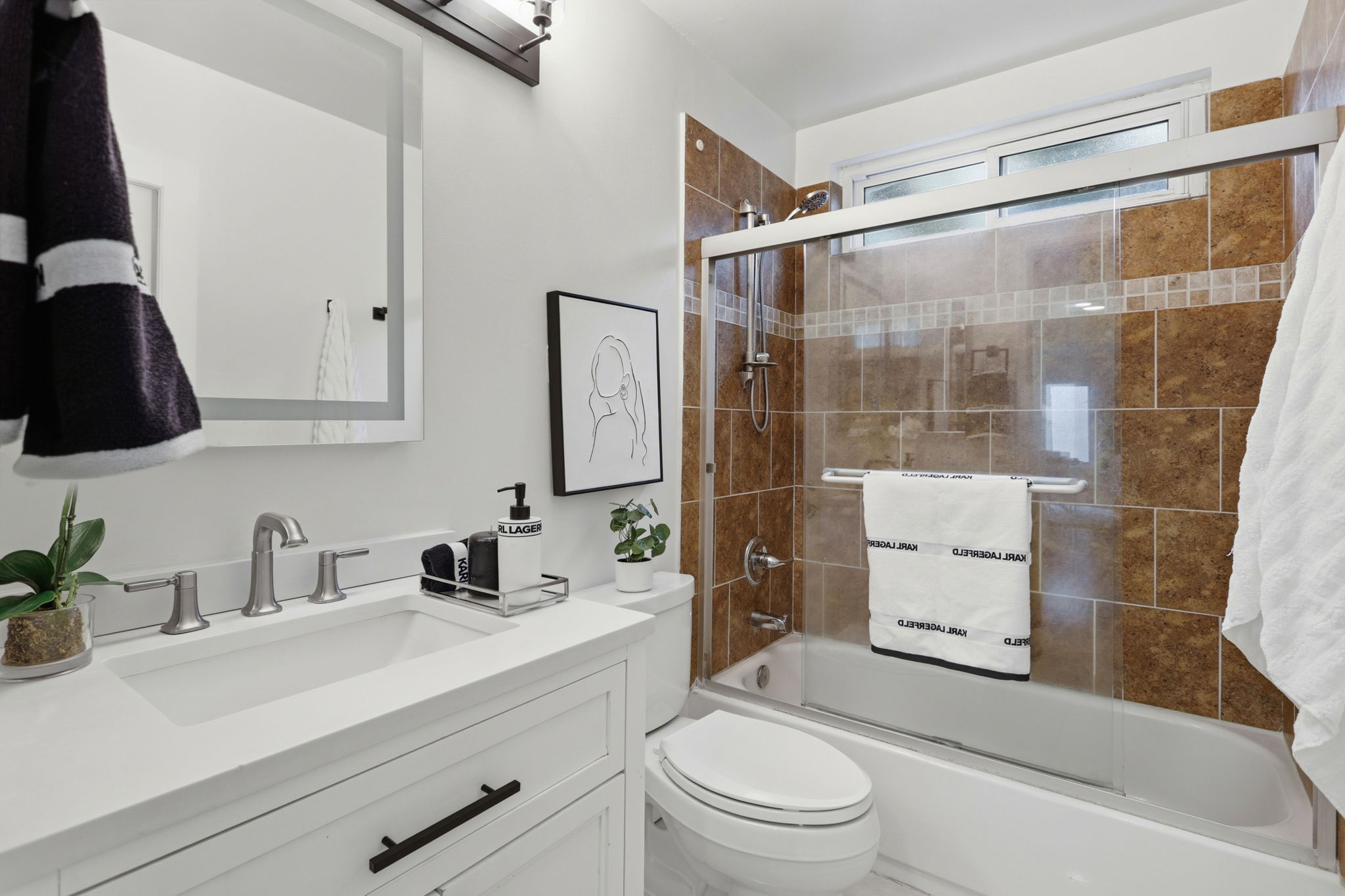 041_F8_6887 Rockton Ave