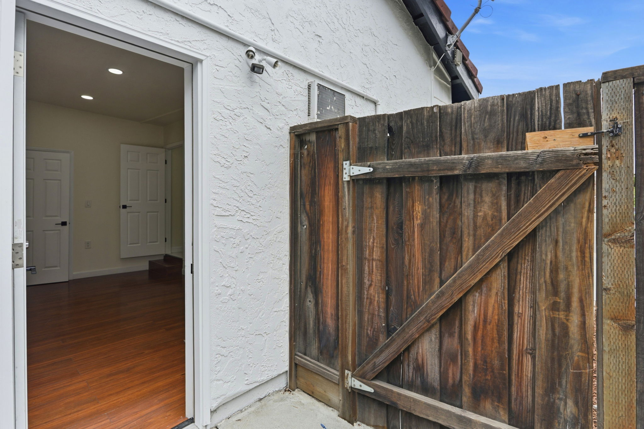 046_F8_6887 Rockton Ave