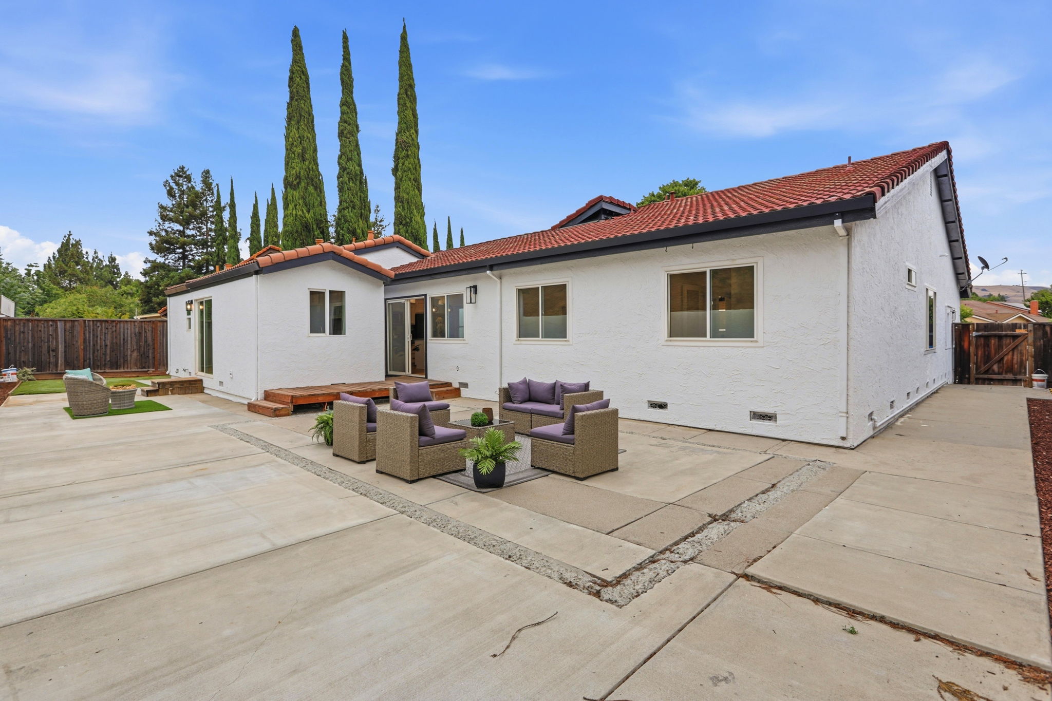 048_F8_6887 Rockton Ave