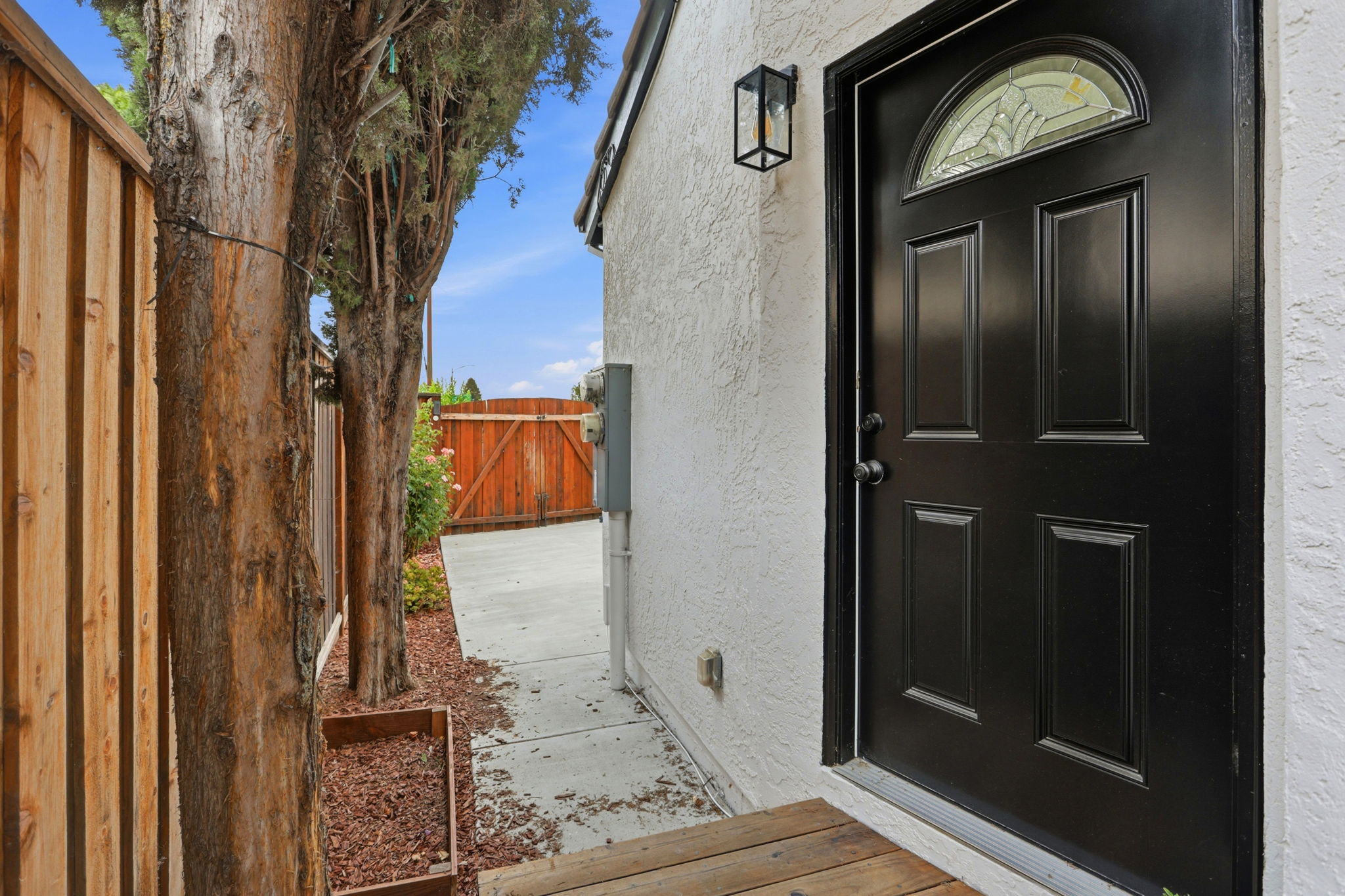 053_F8_6887 Rockton Ave