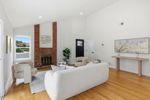 007_F8_6887 Rockton Ave