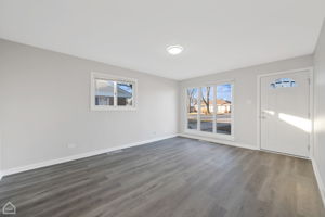 689 E 155th St_004