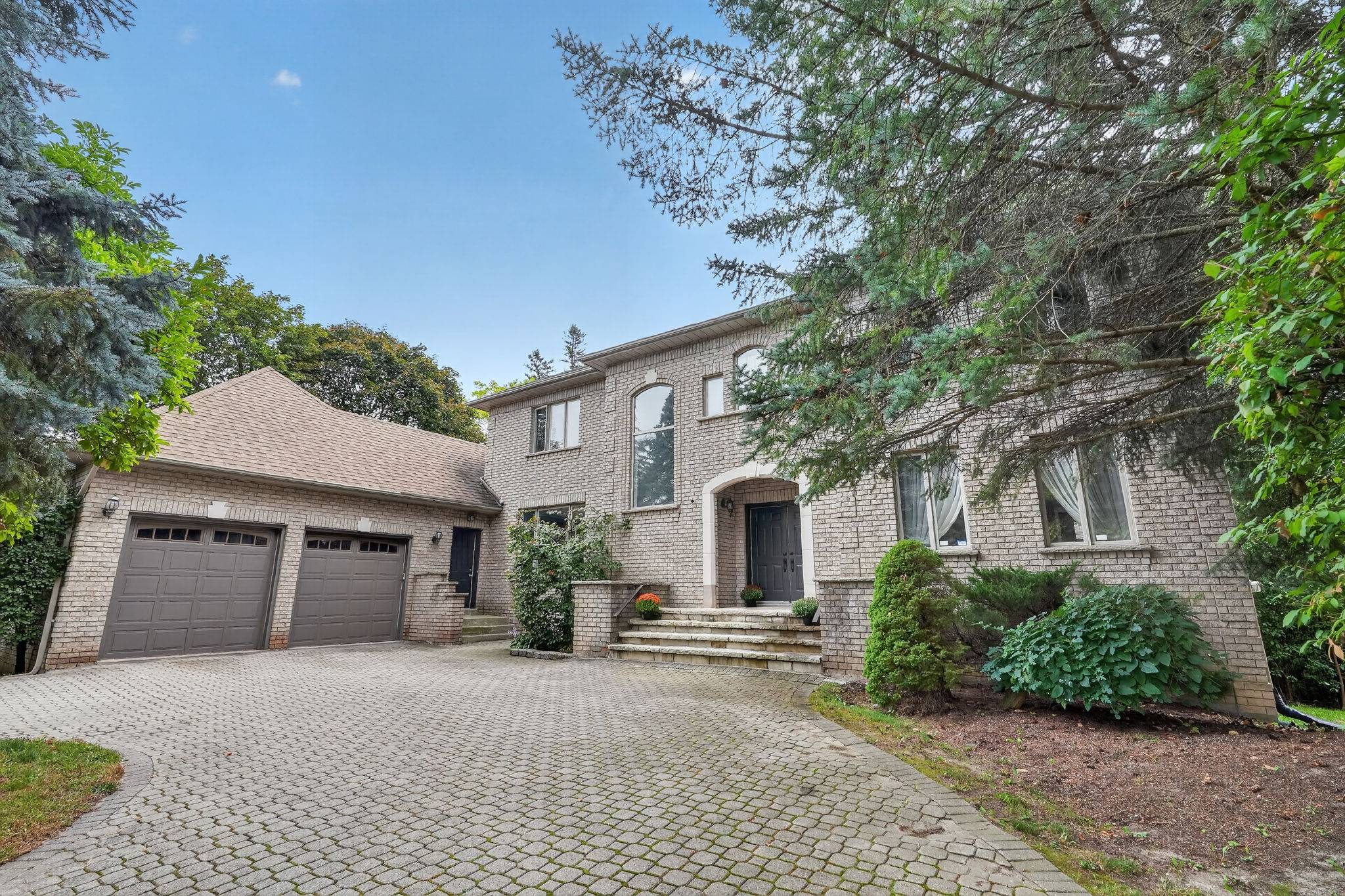 69 Arnold Ave Vaughan, ON L4J 1B4