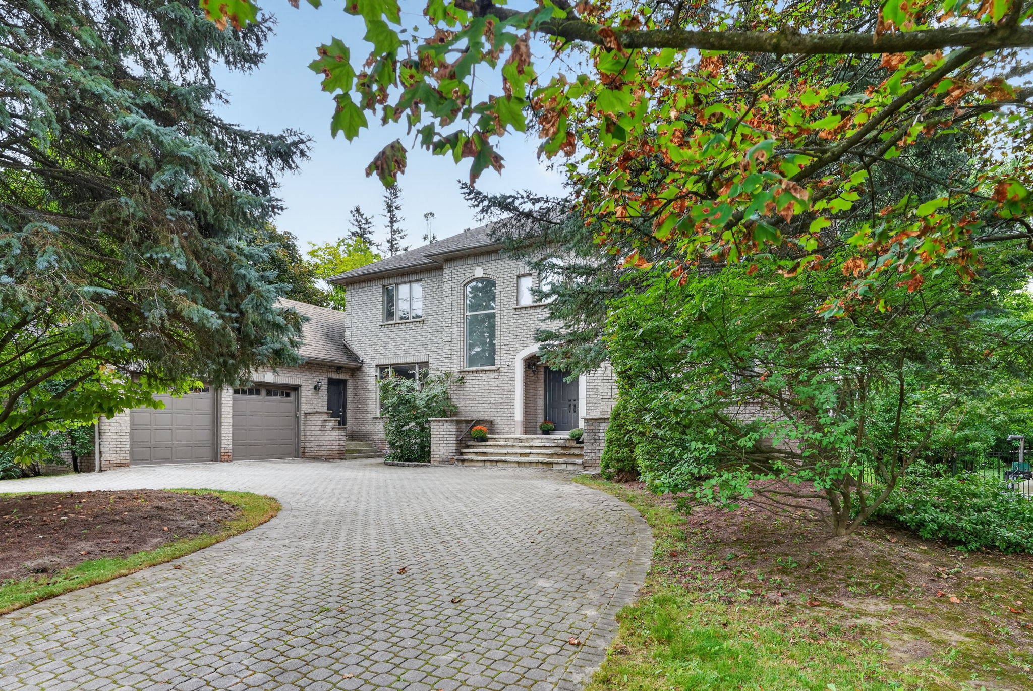 69 Arnold Ave Vaughan, ON L4J 1B4
