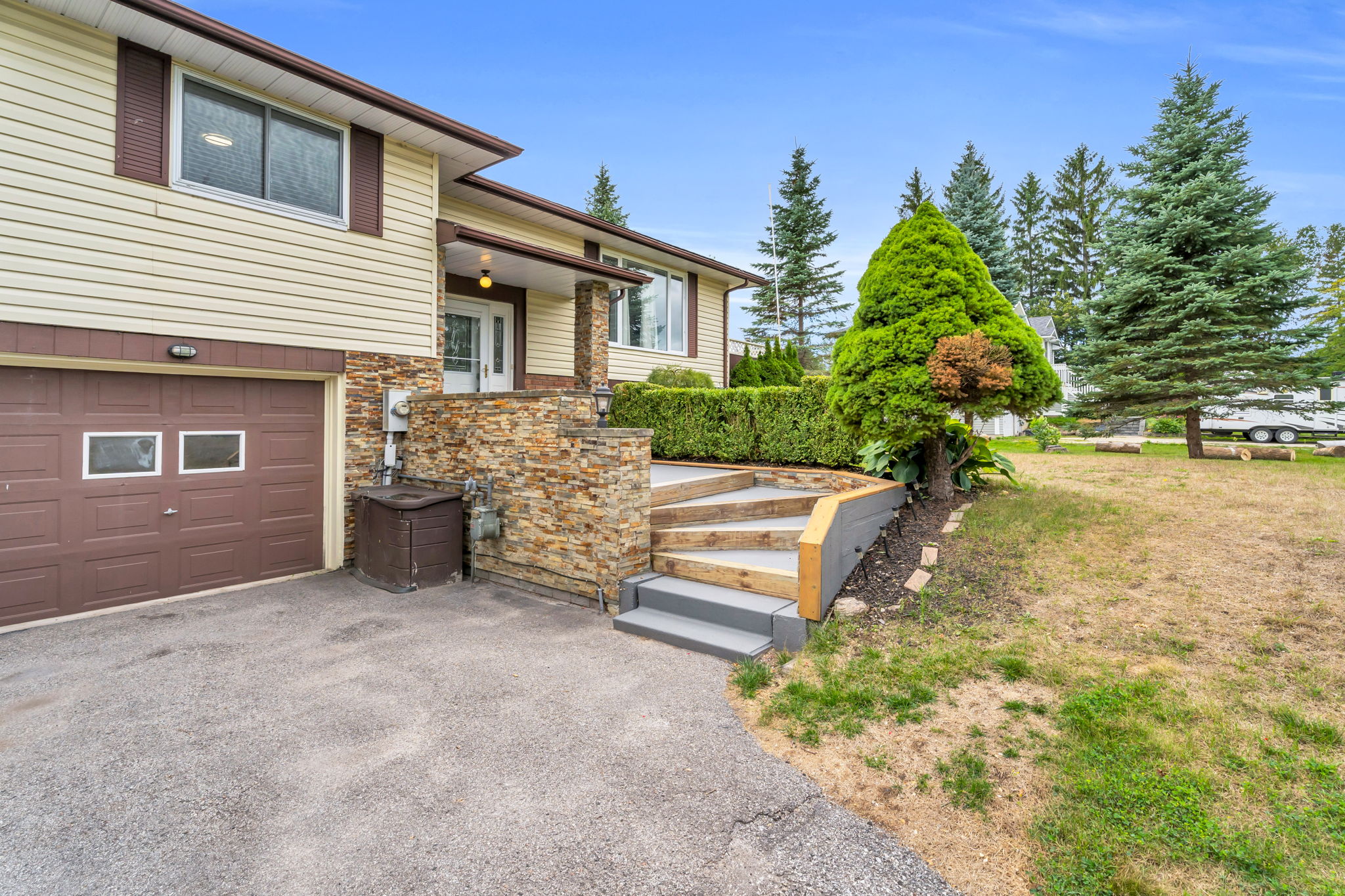 Front Porch/Entrance