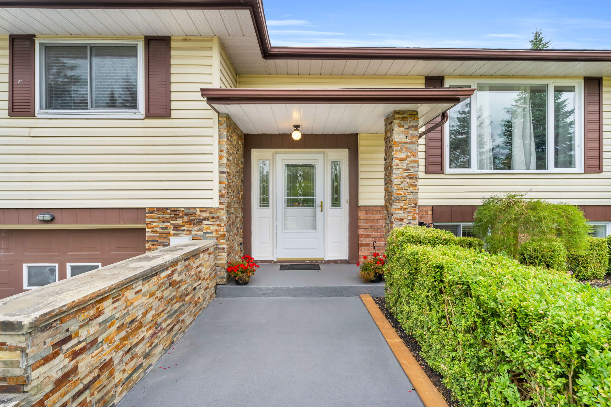 Front Porch/Entrance