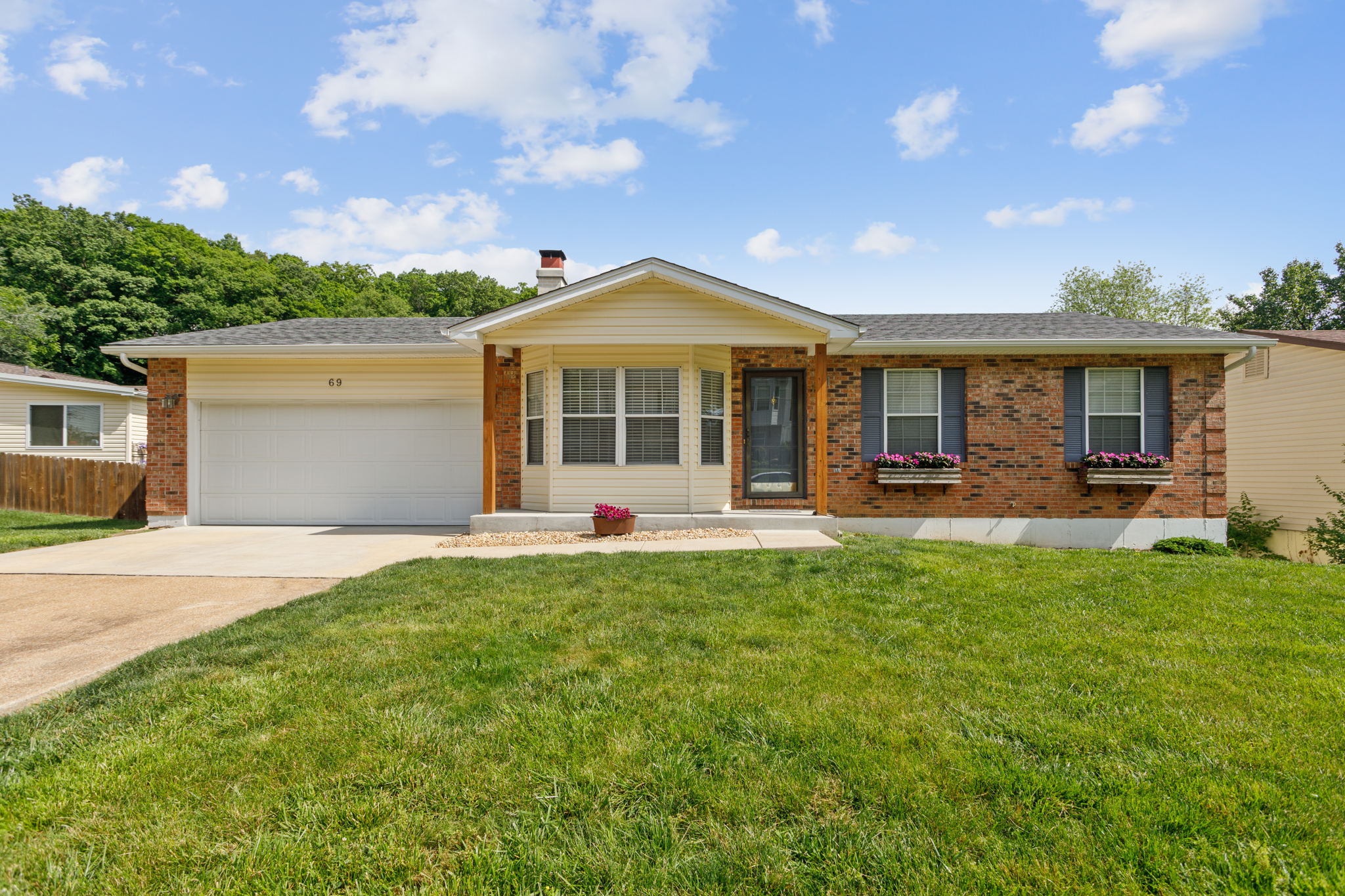 69 Sparrow Point Cir, Fenton, MO 63026 Studio 724 Photography