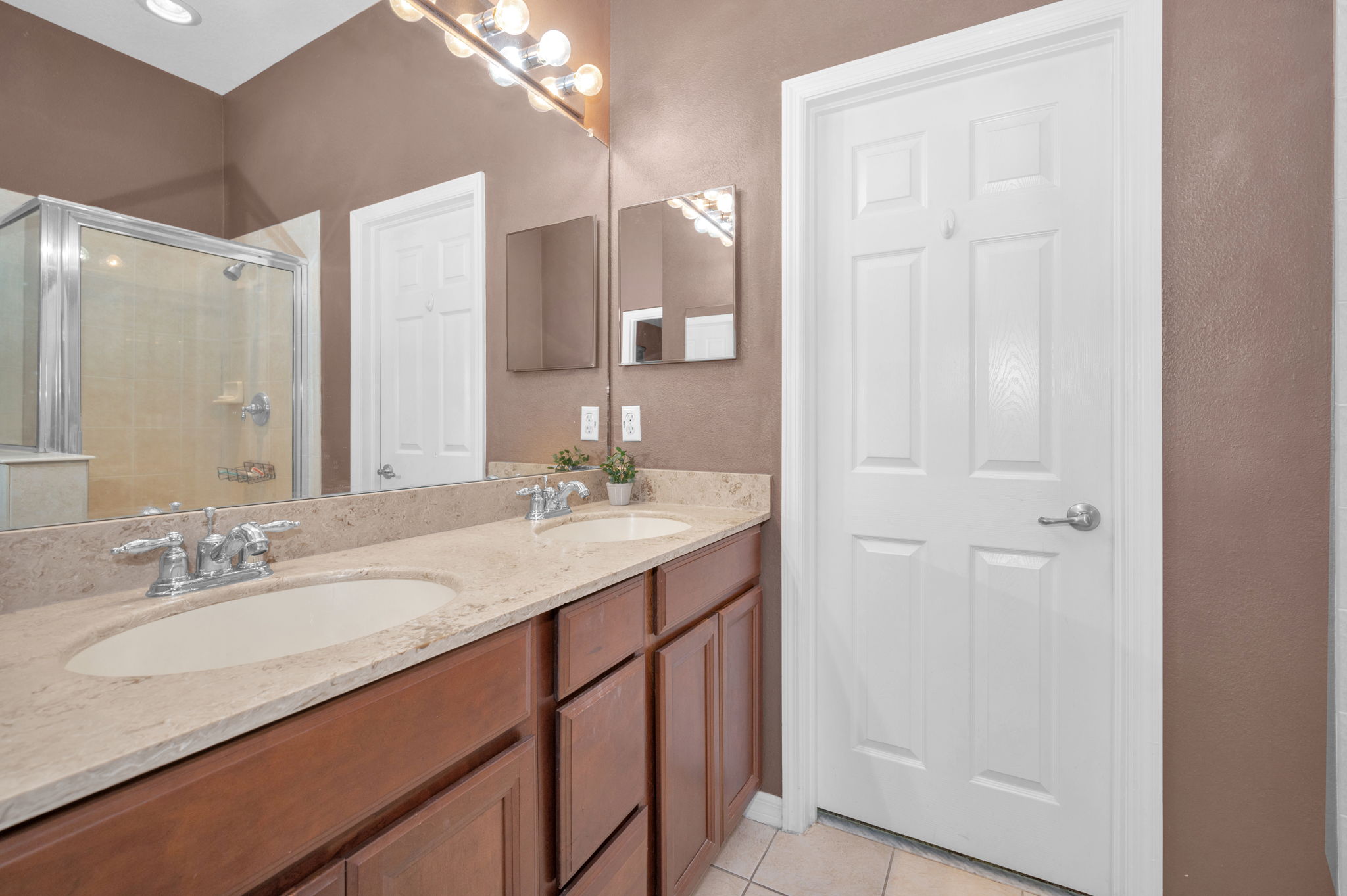 Upper Level Master Bathroom1c