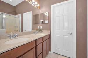 Upper Level Master Bathroom1c