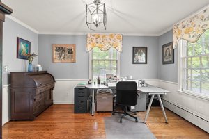 Office with Custom Built-in Shelves & Cabinetry