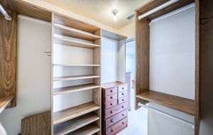 Master Bedroom Walk-in Closet1b