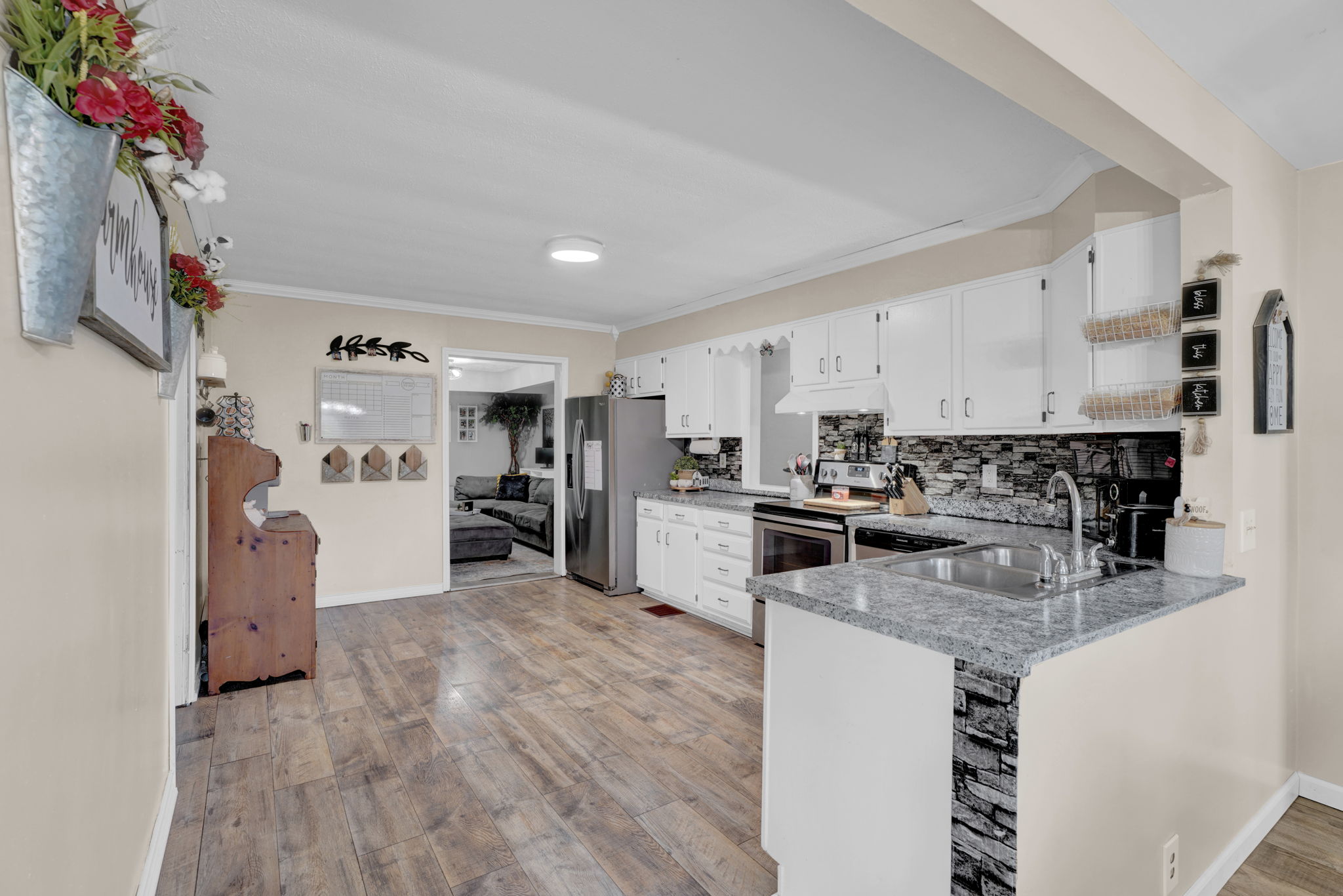 Appliances and Hutch included