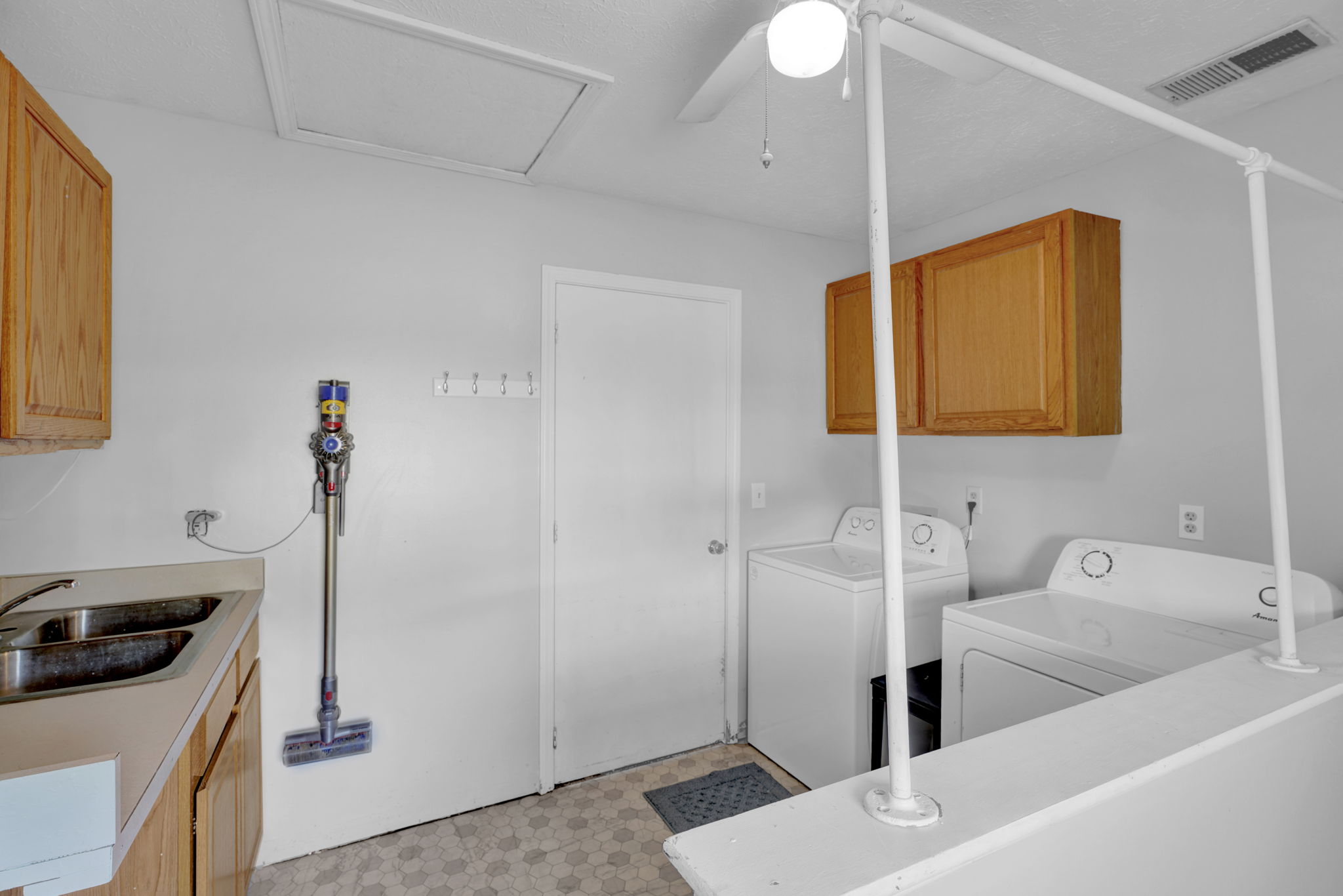 Laundry room (w/d excluded)