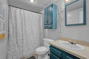 Full bath w/ Tub shower combo