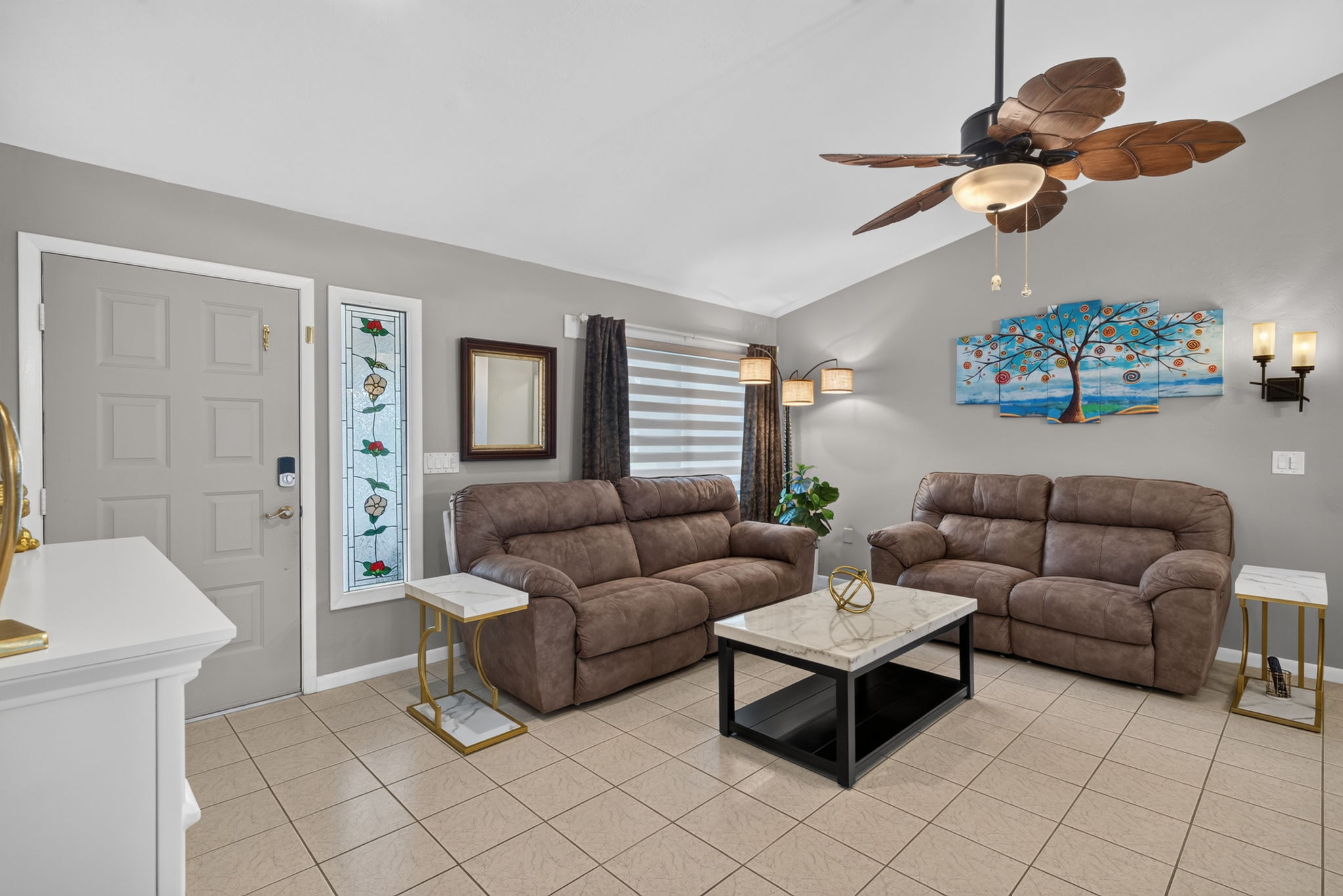 Living Room 3 of 5