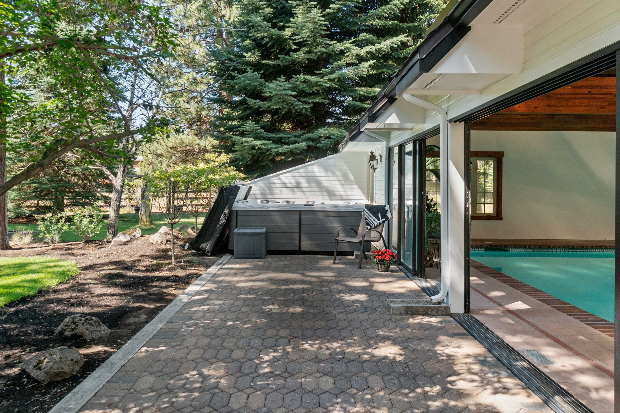 ccordion doors to rear patio and Hot Tub