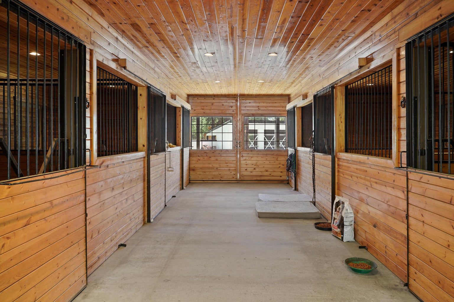 Stately 6 stall barn