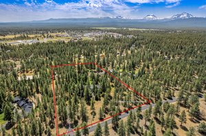 May be possible to partition off rear 5 acres for a second homesite or bardominium