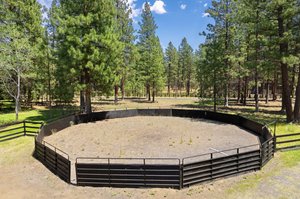 Round pen with footings