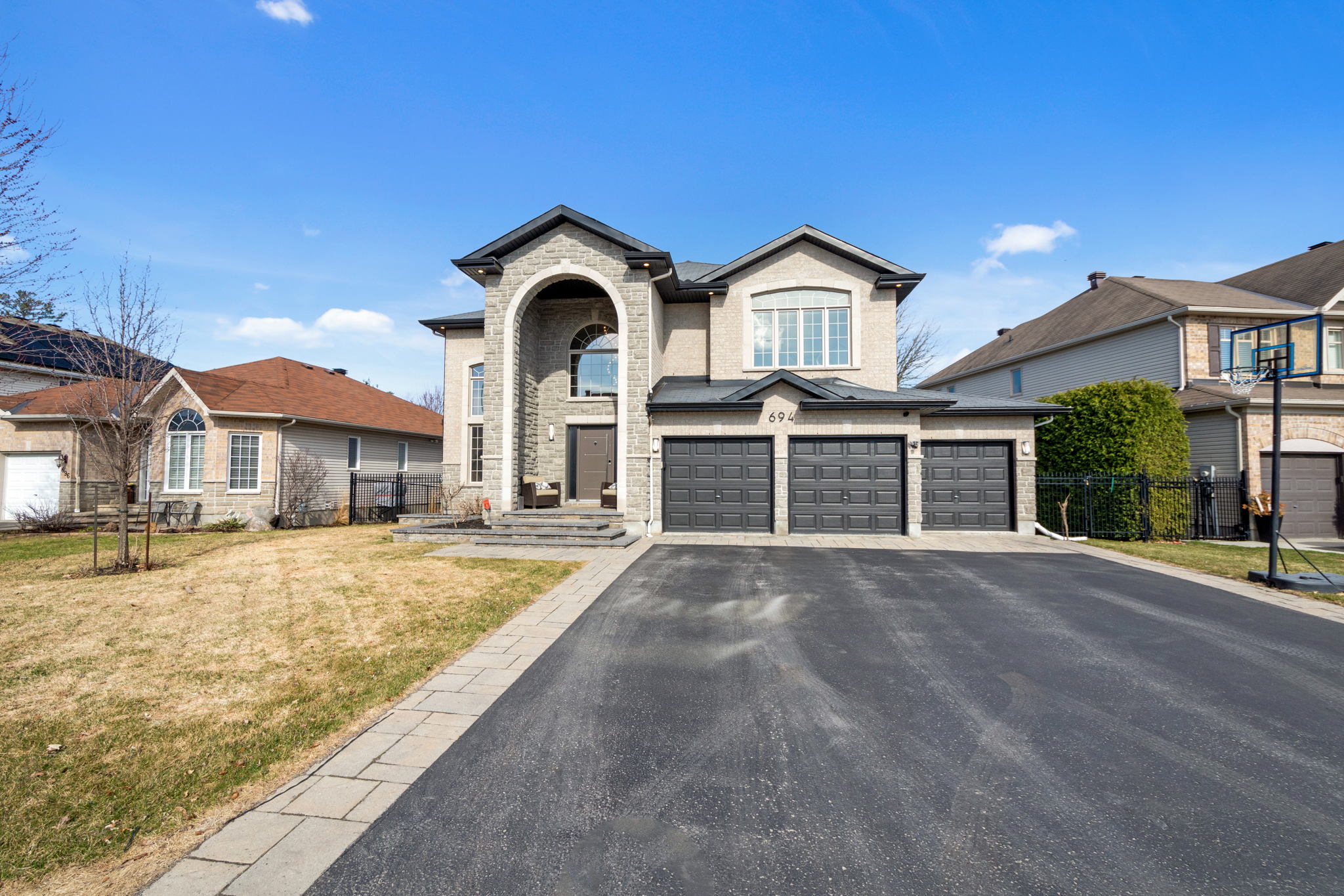 694 Everlasting Crescent, Orléans, ON K4A 0K4, Canada Photo 3