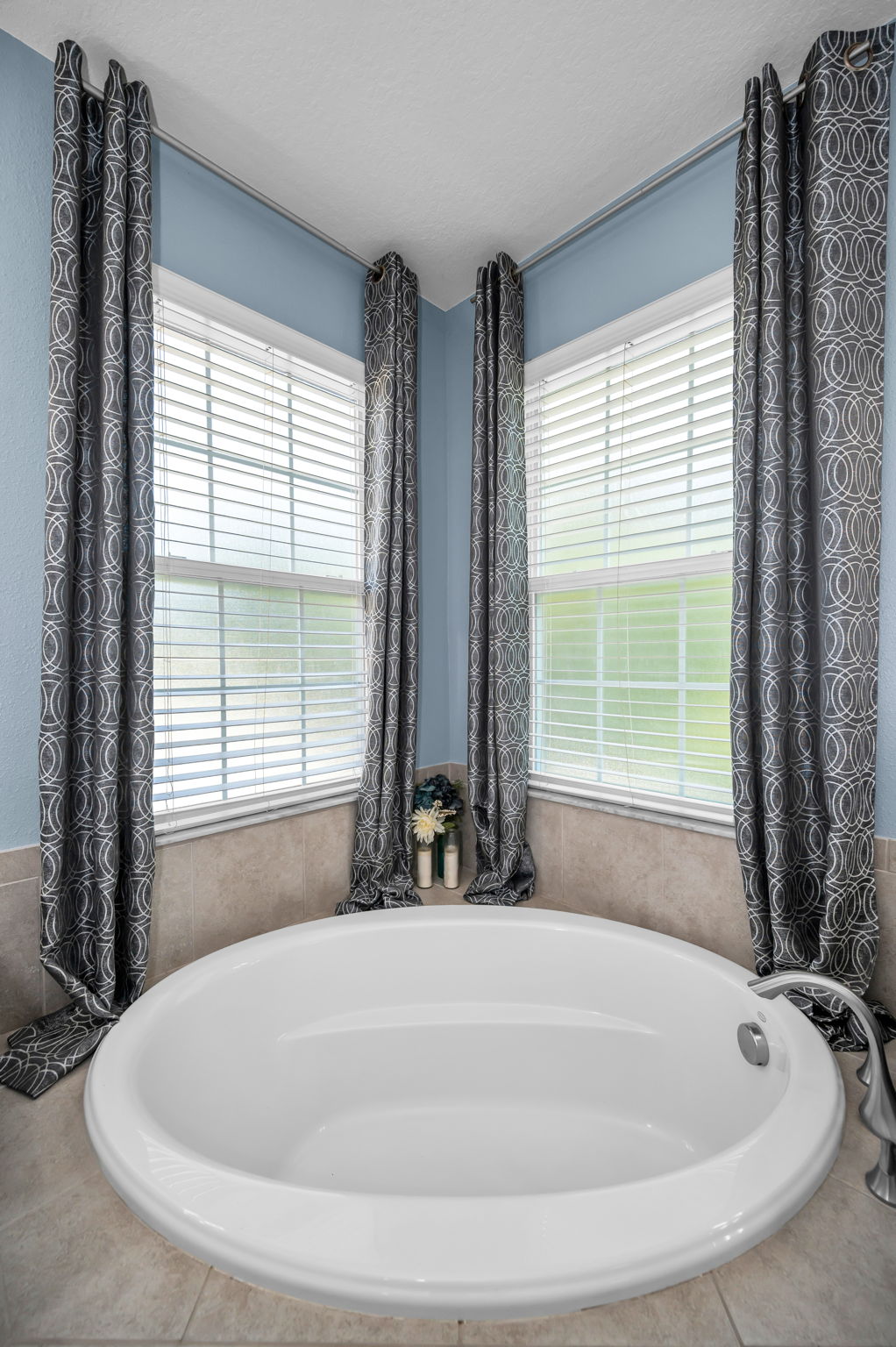 Upper Level Primary Bathroom1b