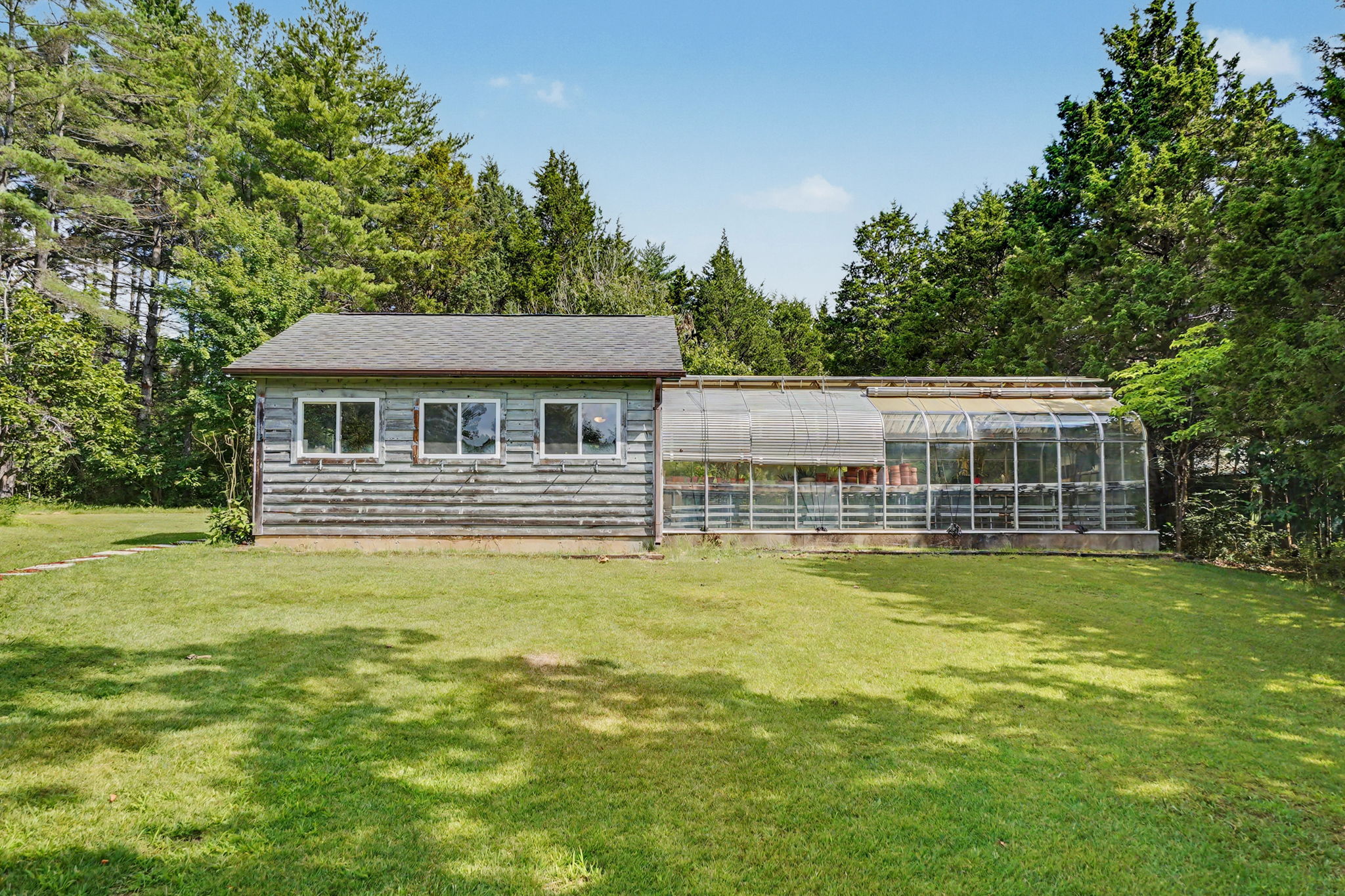Green house perfect for the master gardener!