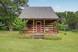 Beautifully restored 1 bedroom log cabin