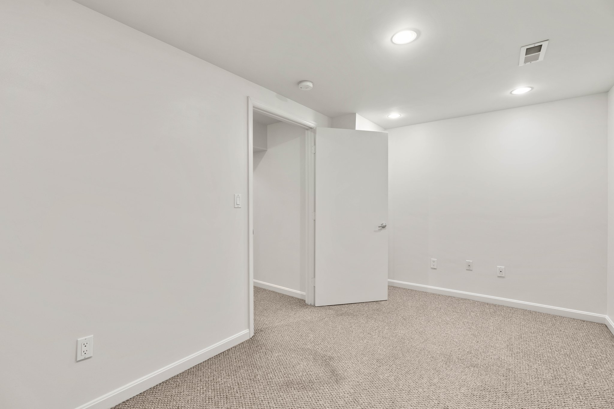 39. Lower bedroom.jpg