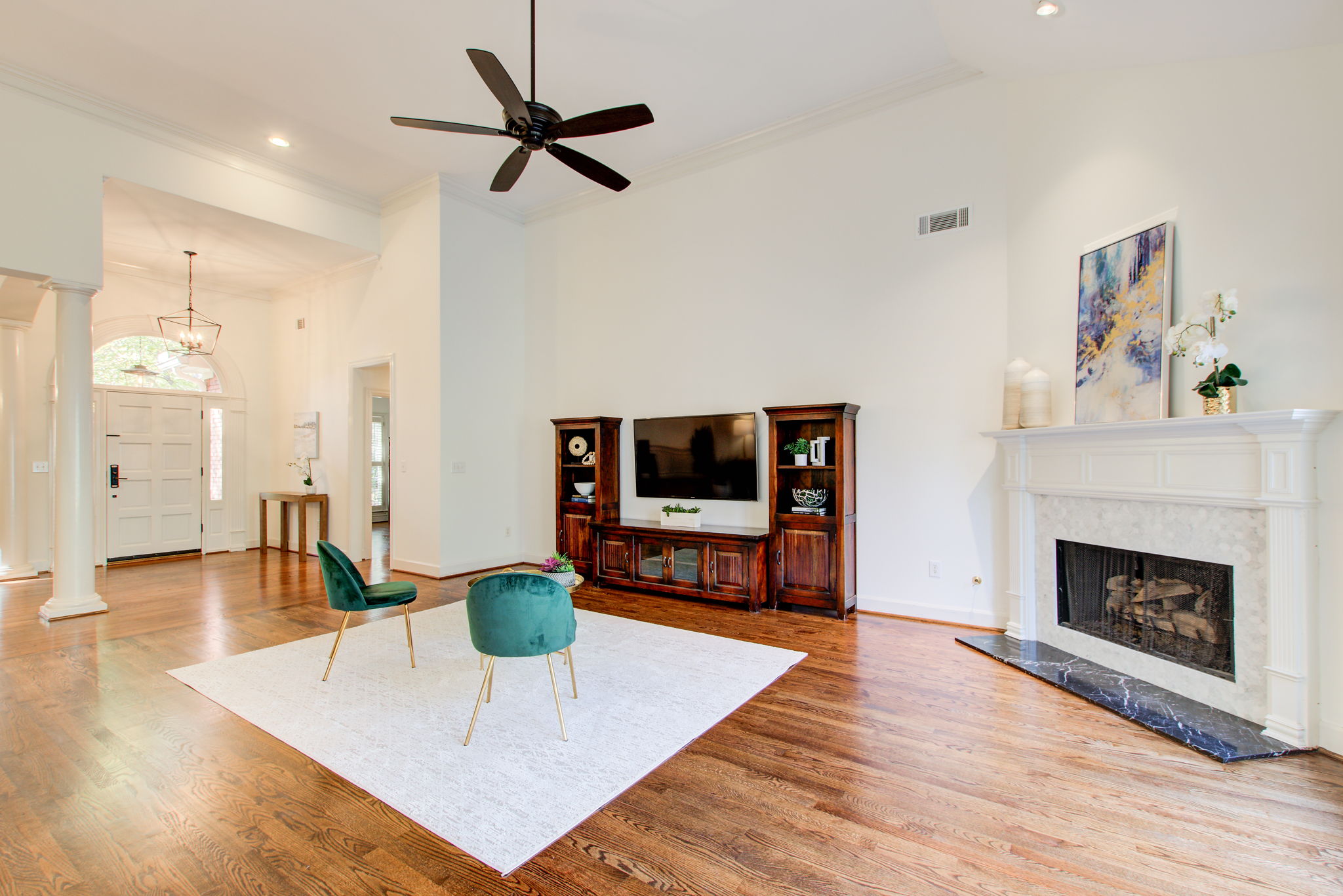 7 Living Room A w Foyer