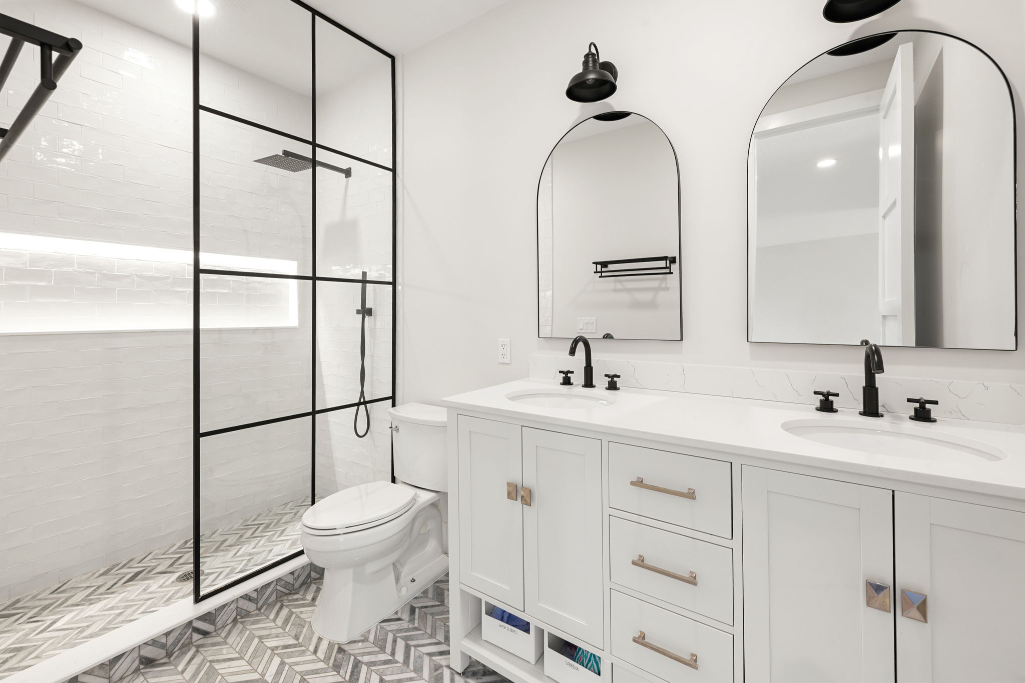 Upstairs Bathroom/Guest Bathroom