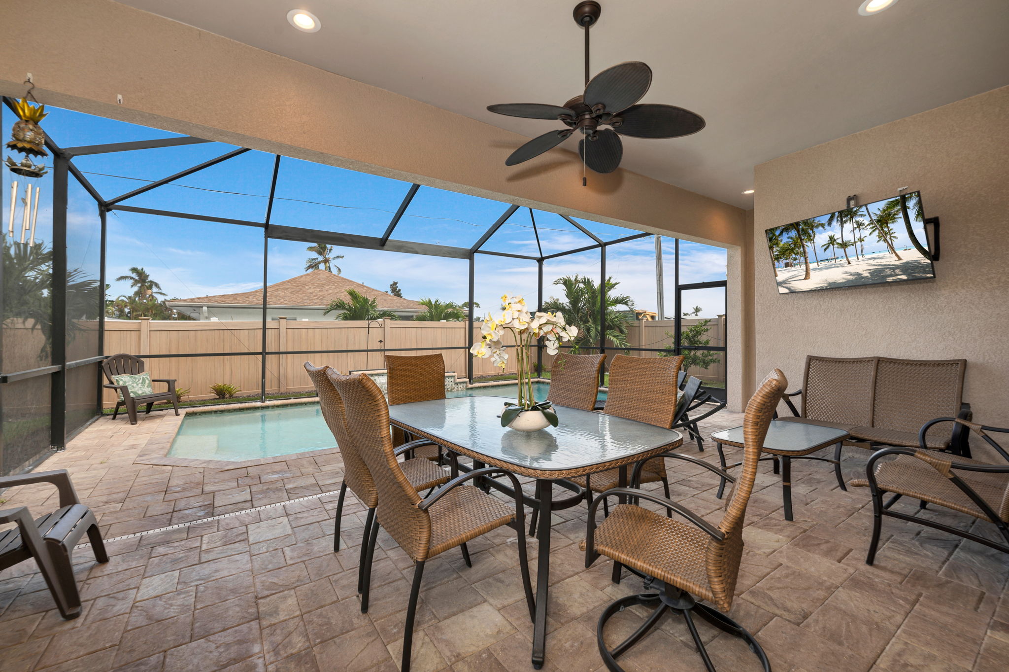 Outdoor Dining - Pool