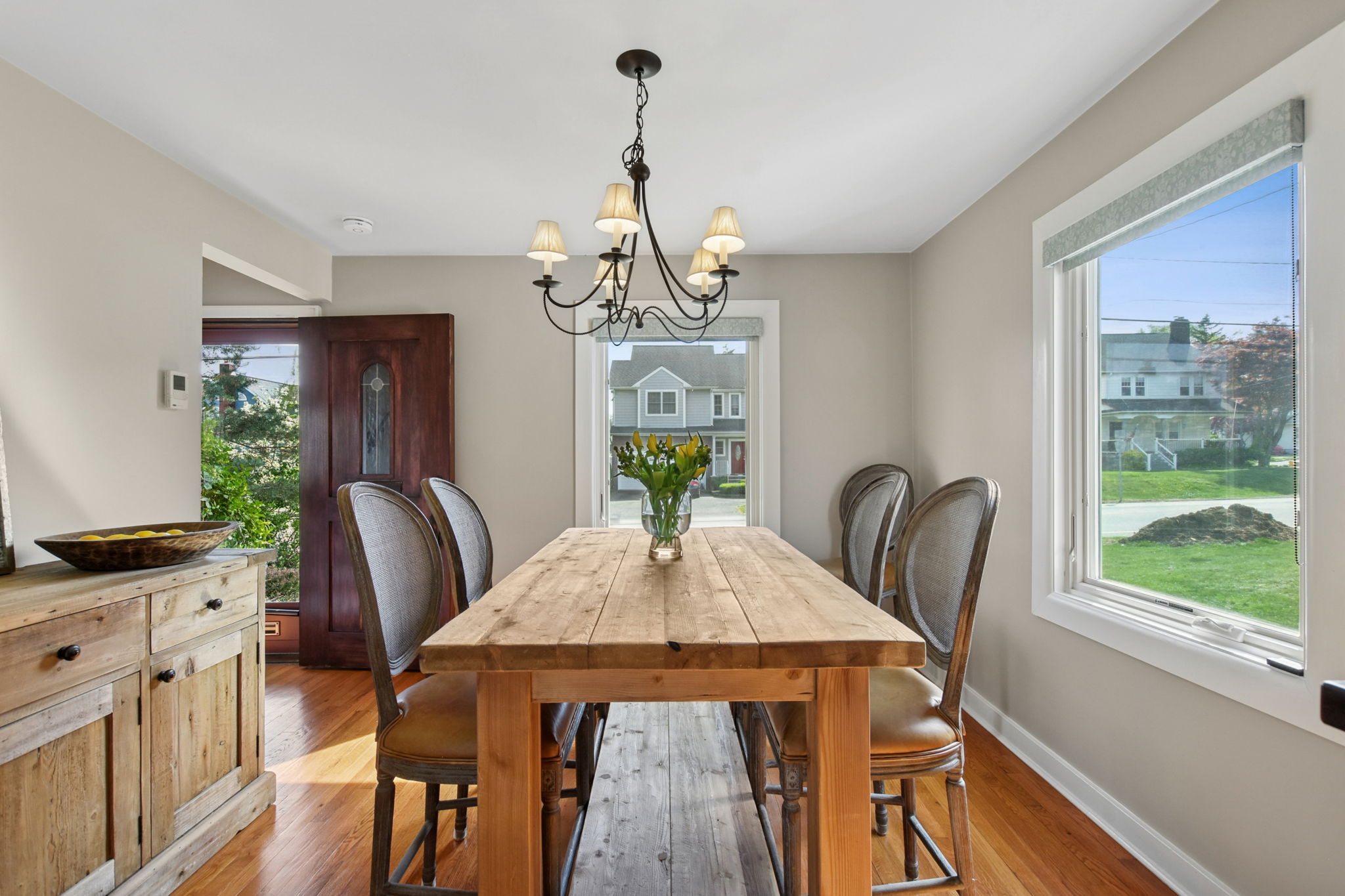 A dining room made for golden hour dinners and weekend brunches, with light that lingers long after the last sip of wine.