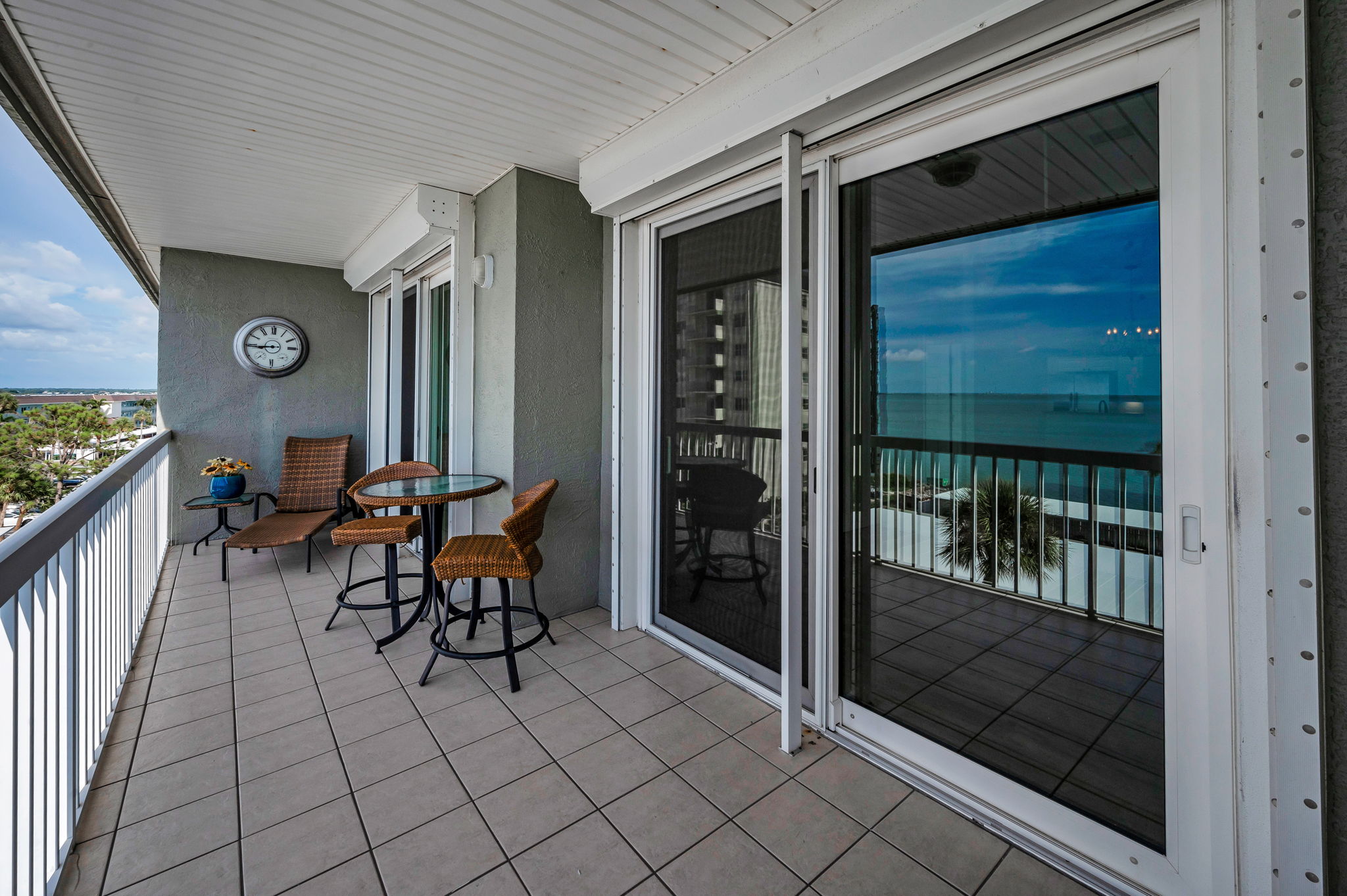 Living Room Balcony7