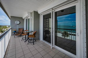 Living Room Balcony7