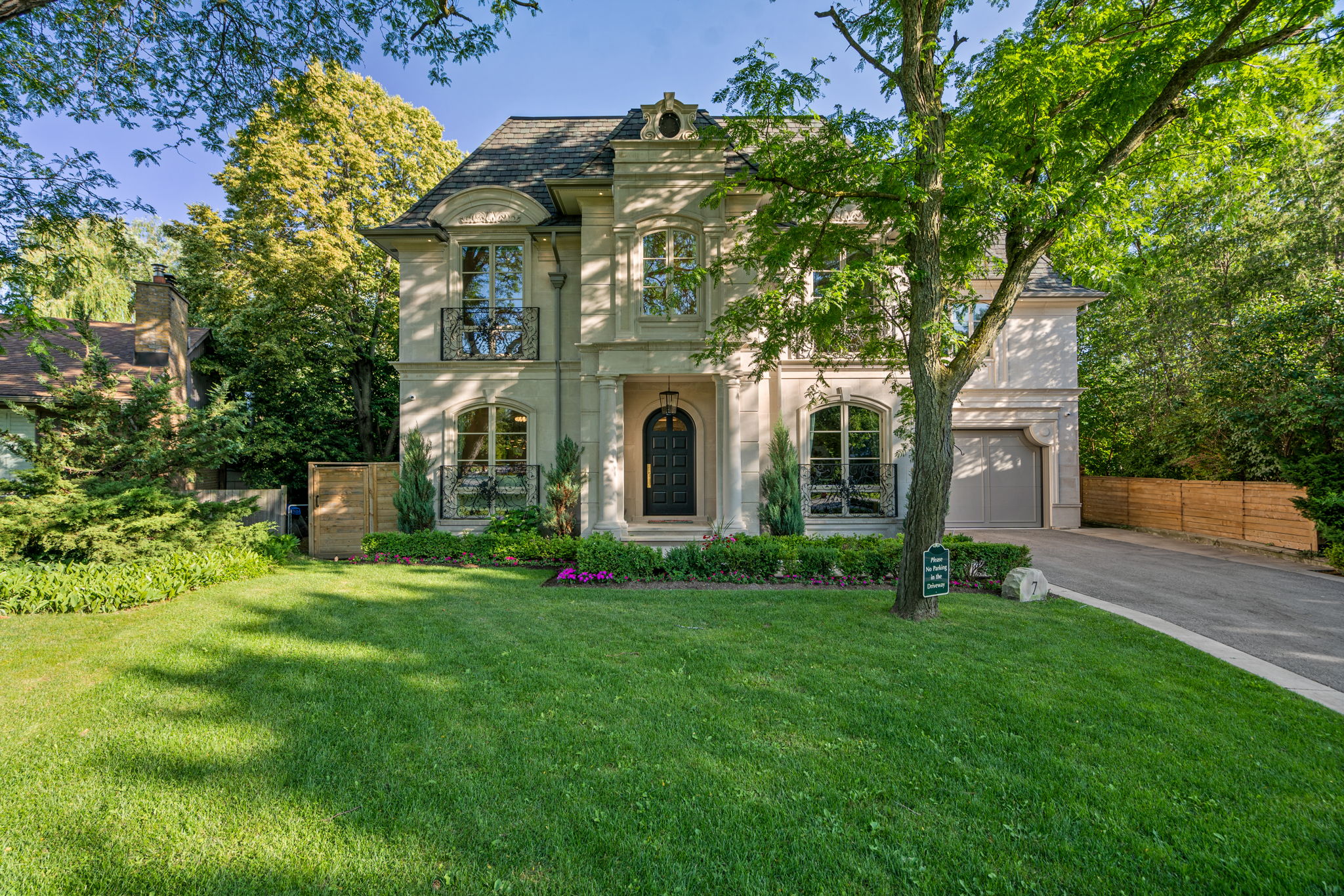 7 Kirkdale Crescent Toronto, ON M3B 2J7