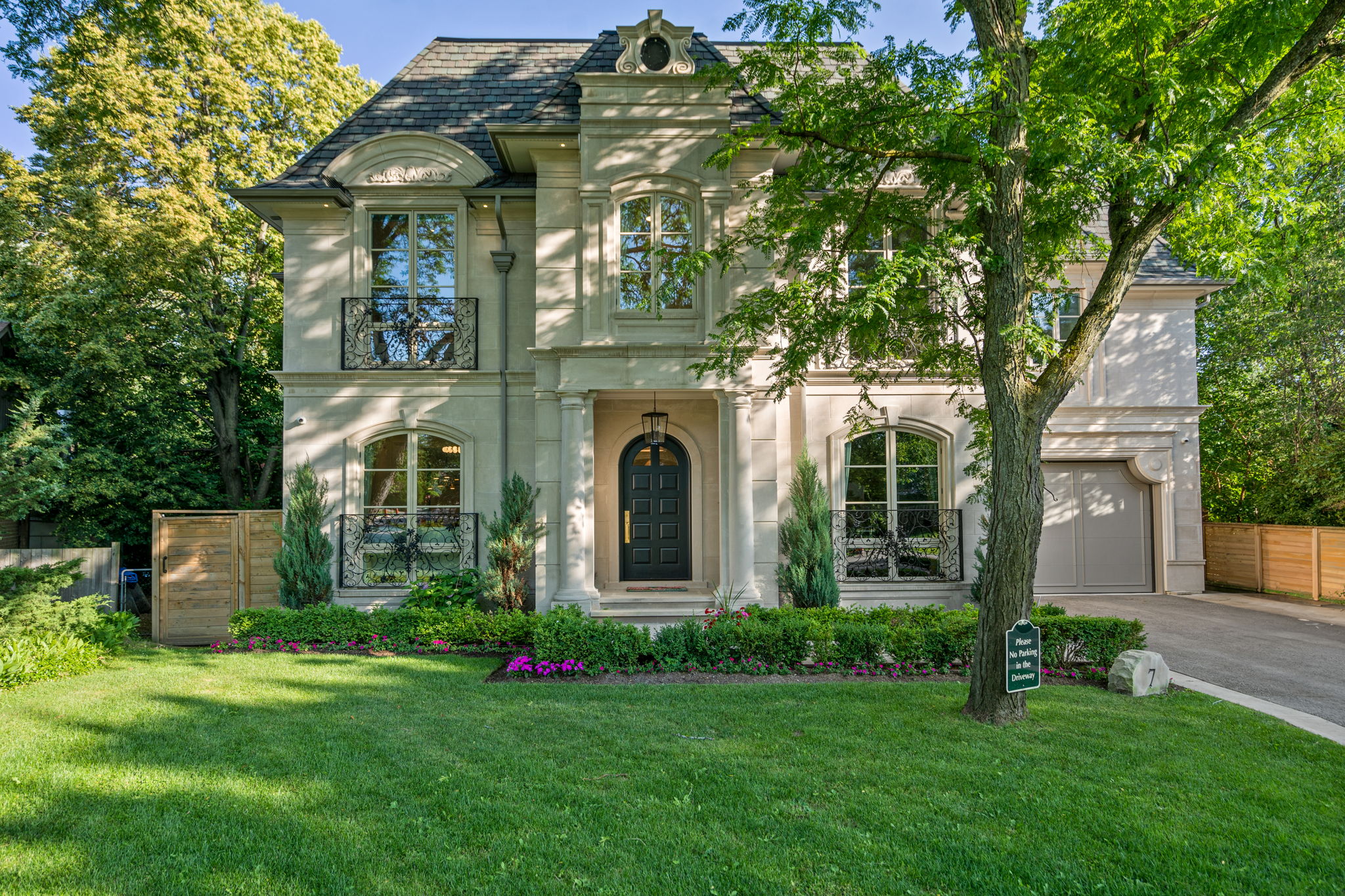 7 Kirkdale Crescent Toronto, ON M3B 2J7