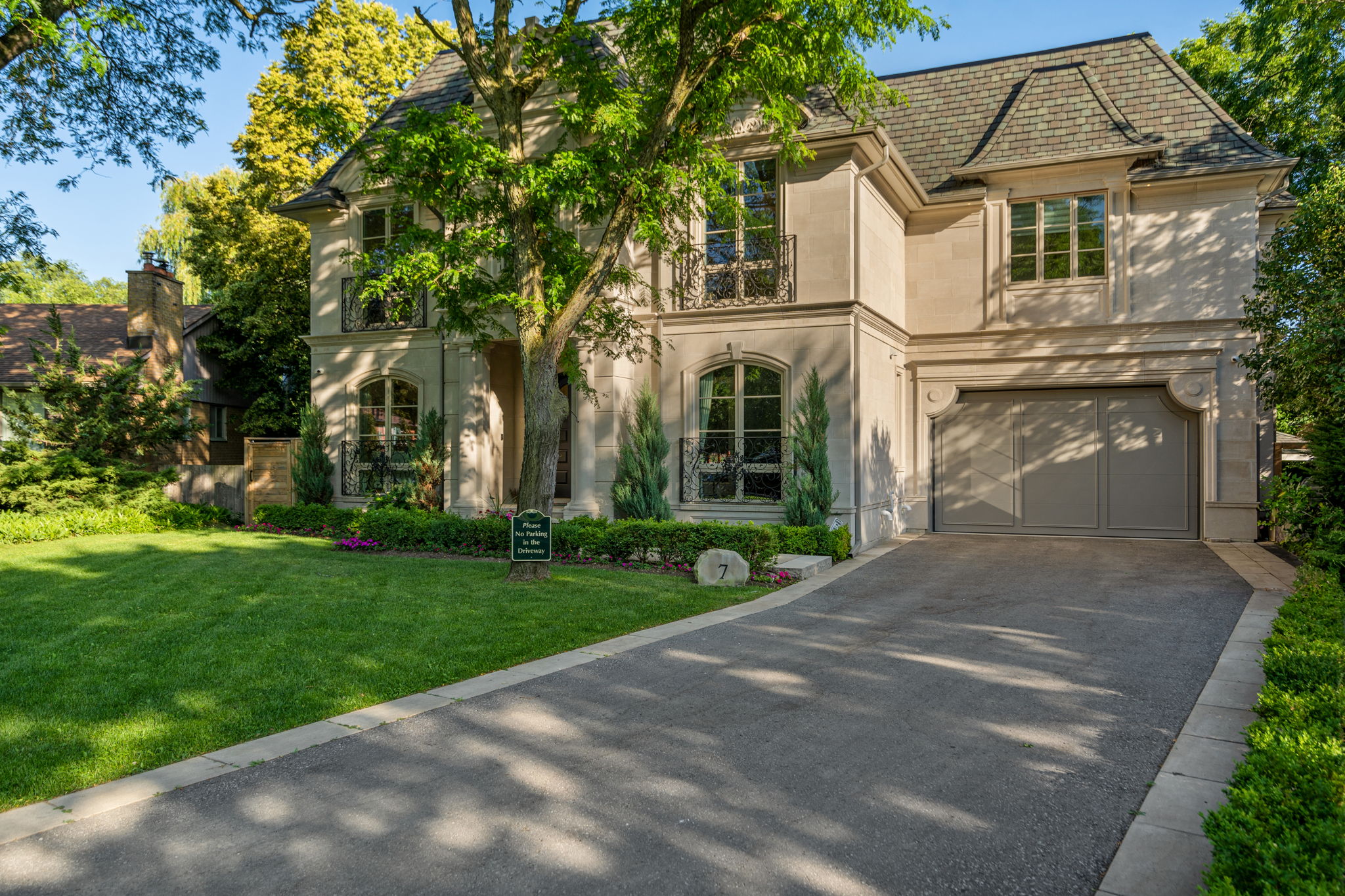 7 Kirkdale Crescent Toronto, ON M3B 2J7