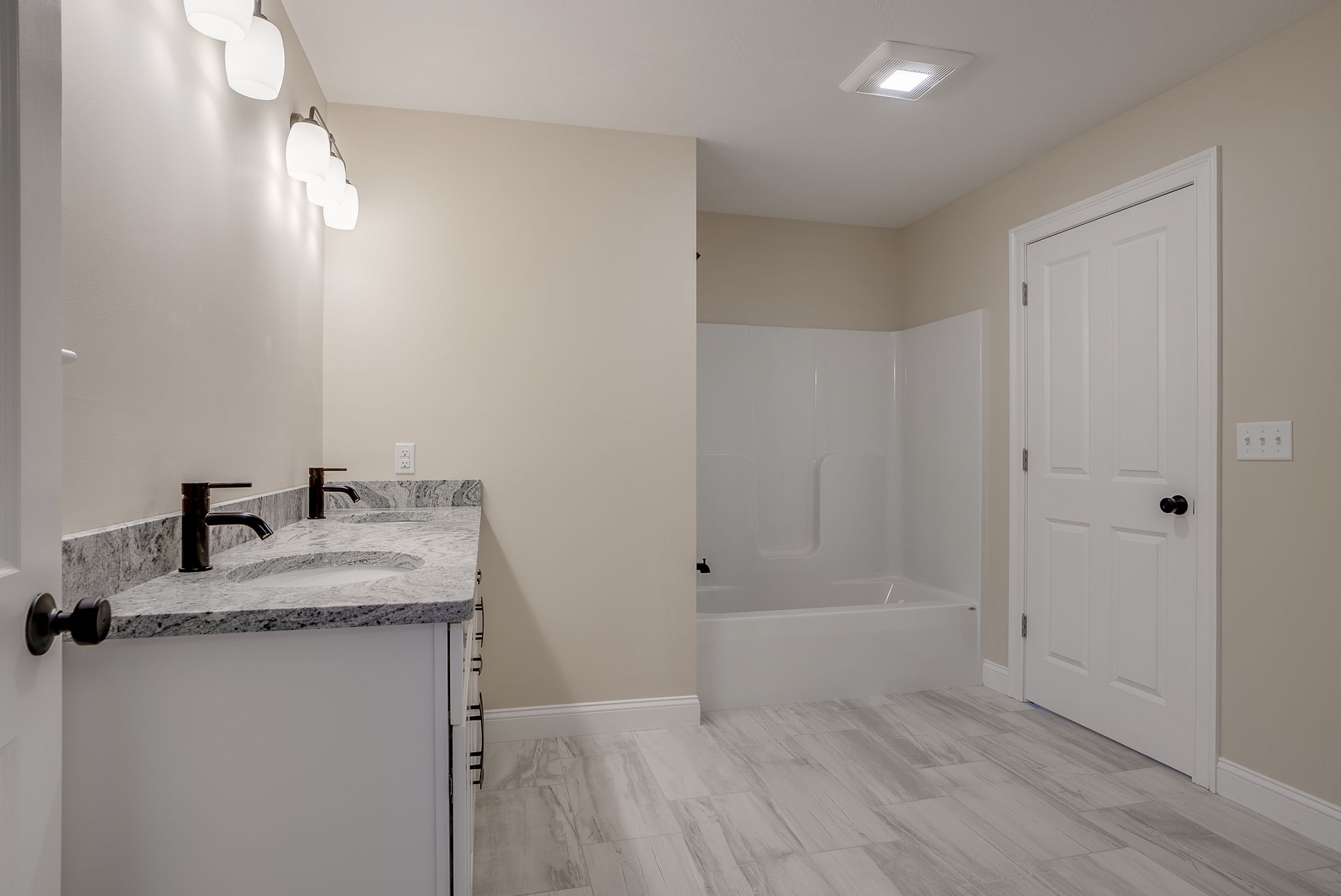 Ensuite Bath - 2