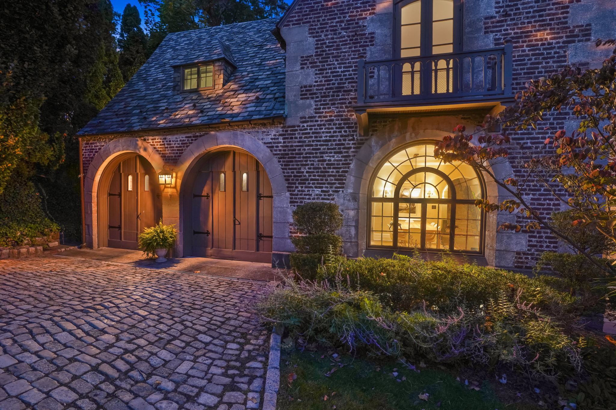 Fairytale curves, rustic stonework, and that enchanting mix of strength and romance only a French Norman can deliver. It’s historic—but make it heart-thumping.