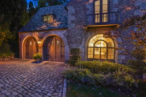 Fairytale curves, rustic stonework, and that enchanting mix of strength and romance only a French Norman can deliver. It’s historic—but make it heart-thumping.