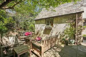 Your guests will feel as if they're dining in the Cotswolds.