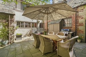 A home-cooked masterpiece or takeout al freso—it hits different when it’s at your own outdoor table.