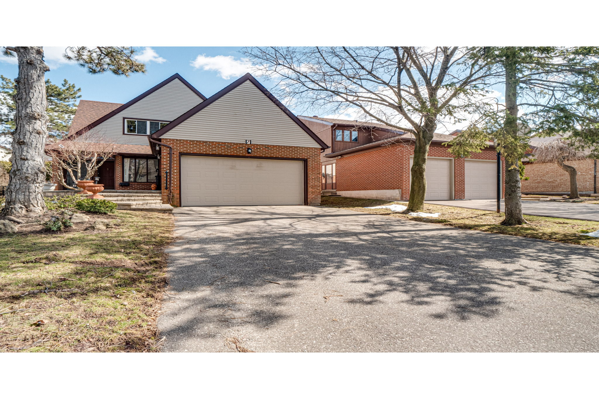 7 Saunders Ln Thornhill, ON L3T 5K3