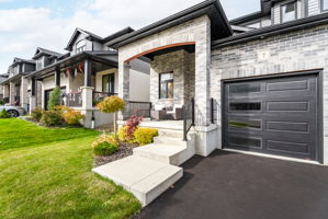 Front Porch/Entrance