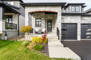 Front Porch/Entrance