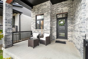 Front Porch/Entrance
