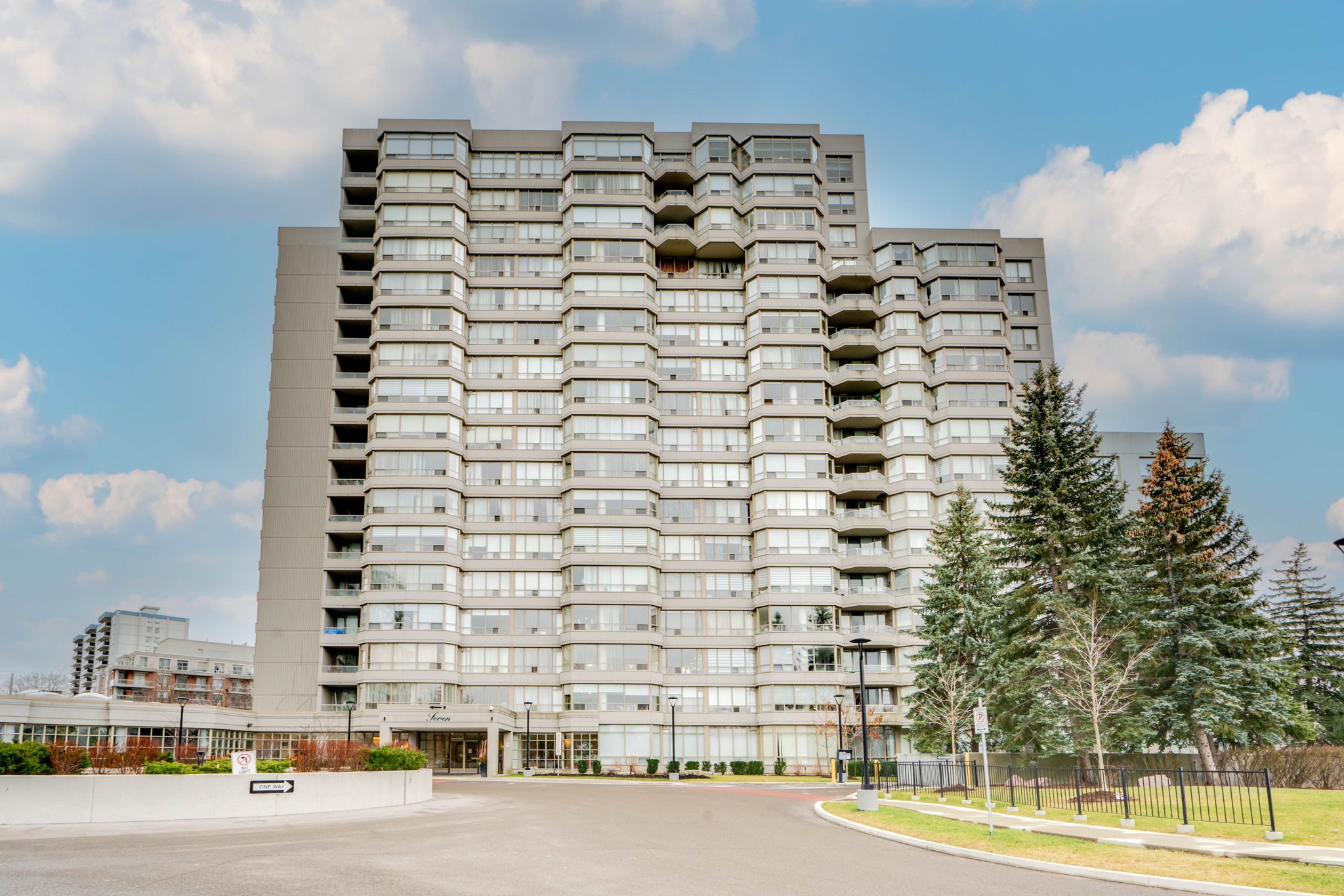 7 Townsgate Dr Unit 1114 Vaughan, ON L4J 7Z9