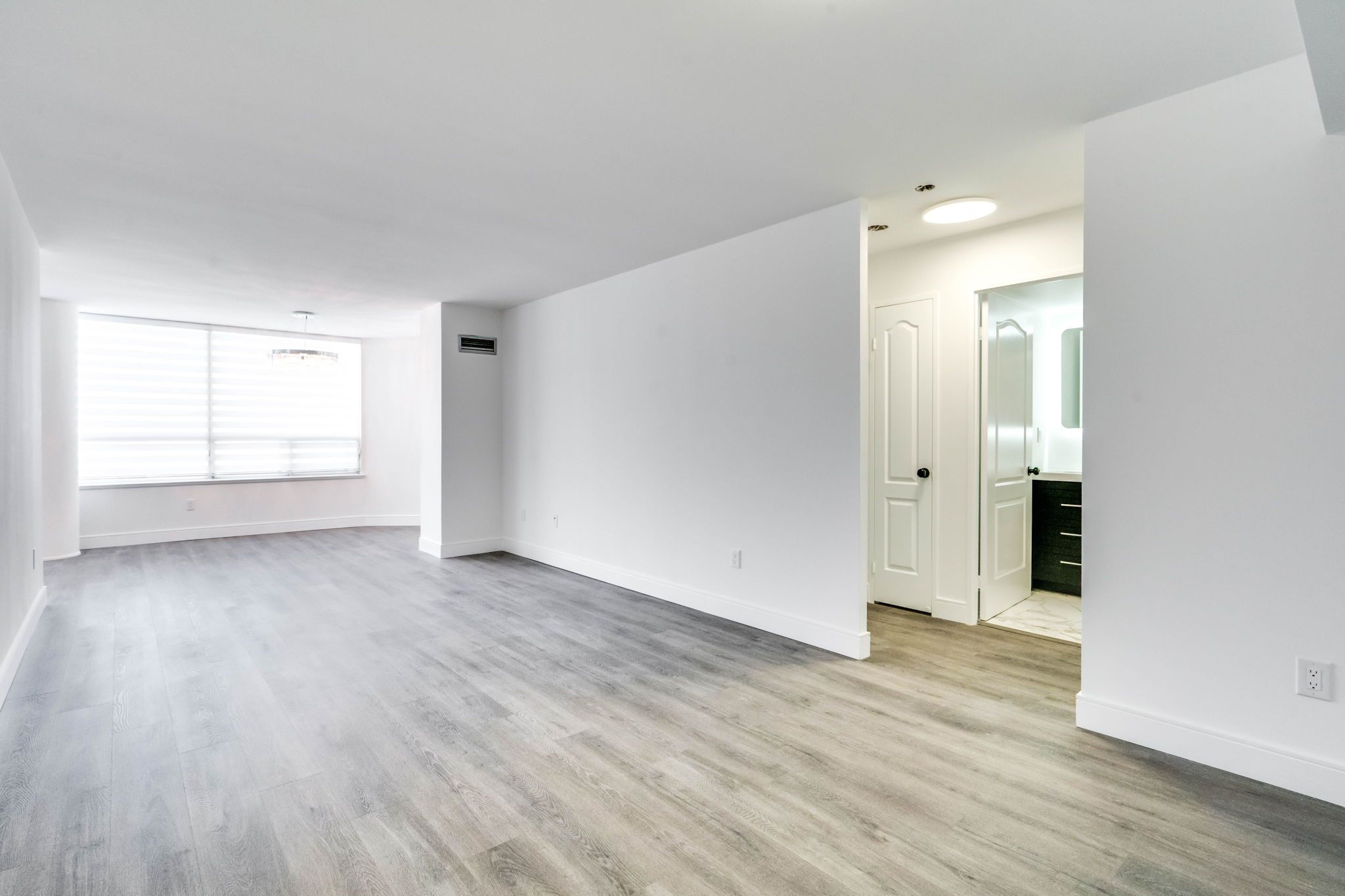7 Townsgate Dr Unit 1114 Vaughan, ON L4J 7Z9