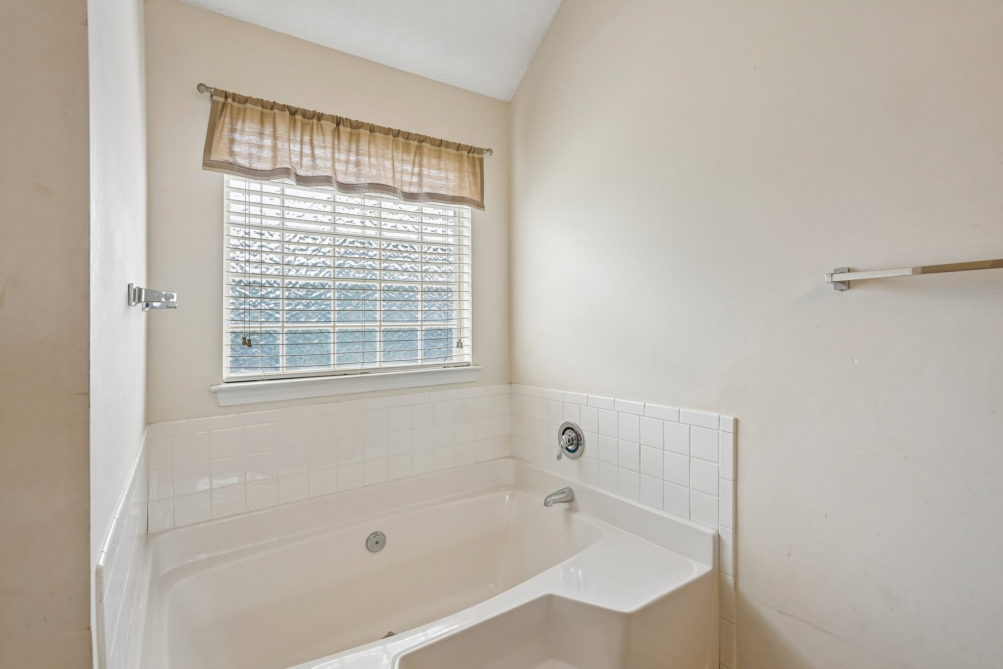 Fieldstone Dr-S2904-028.jpg