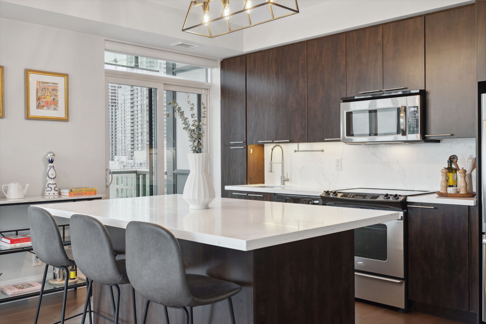 70 Roehampton Ave Unit 1414 Toronto, ON M4P 1R2